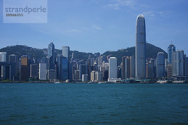 Skyline der Insel Hongkong von Kowloon aus; Kowloon  Hongkong  China'.