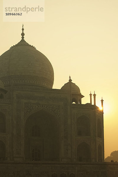Sonnenaufgang über dem Taj Mahal; Agra  Uttar Pradesh  Indien'.