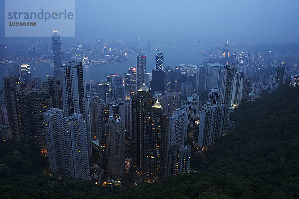 Victoria Harbour in der Abenddämmerung vom Peak aus; Hongkong  China'.