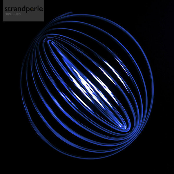 Blaues Licht  das sich vor einem schwarzen Hintergrund zu einer Kugelform krümmt