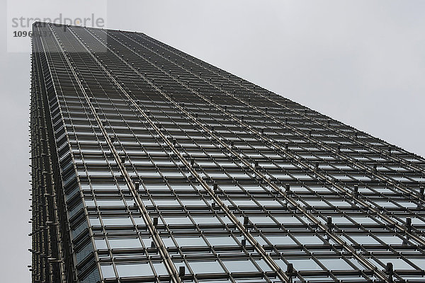 Geometrisches Fenstergitter auf gläsernem Wolkenkratzer; Hongkong  China'.