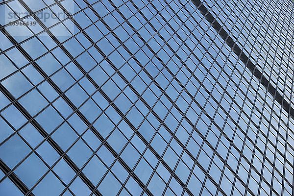 Geometrisches Muster der Fensterrahmen eines Wolkenkratzers; Hongkong  China