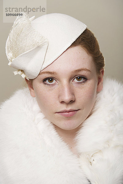 Porträt einer jungen Frau mit roten Haaren  die einen weißen Hut und einen weißen Pelzmantel trägt; Caldecott  England .