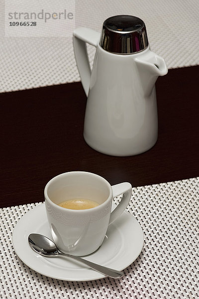 Weiße Espressotasse mit Kaffee neben der Kanne; Ankara  Türkei'.
