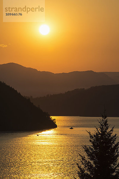 Rauch von den Waldbränden in BC bringt Farbe in den Sonnenuntergang über Howe Sound; British Columbia  Kanada'.