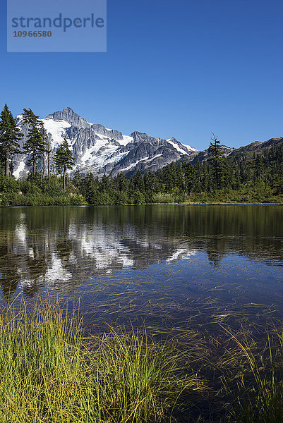 Der Berg Shuksan spiegelt sich im Wasser des Picture Lake; Bundesstaat Washington  Vereinigte Staaten von Amerika'.