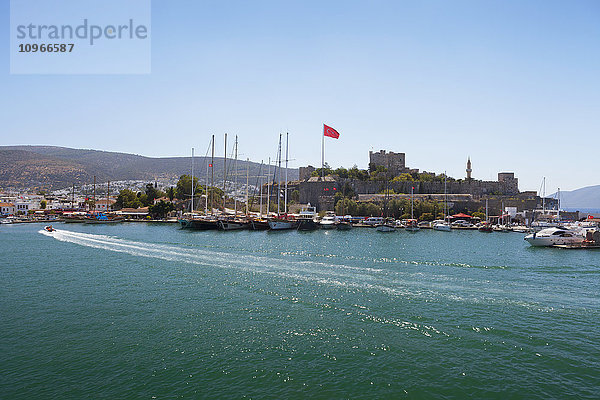 Boote im Hafen und türkische Flagge; Bodrum  Türkei'.