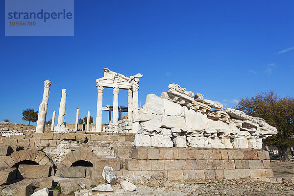 Ruinen des Trajanstempels; Pergamon  Türkei'.