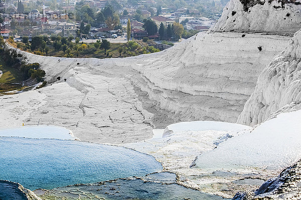 Heiße Quellen und Travertine  Terrassen aus Karbonatmineralien  die das fließende Wasser hinterlassen hat; Pamukkale  Türkei .