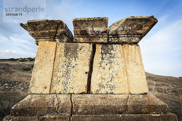 Ruinen von Gräbern  Hierapolis; Pamukkale  Türkei'.