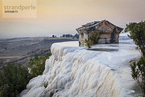 Grabmal in einem Travertinbecken in Hierapolis; Pamukkale  Türkei'.