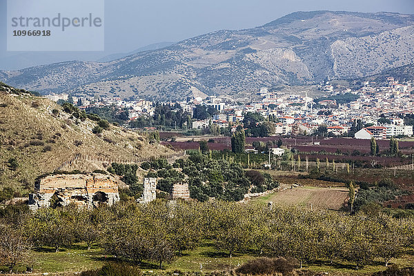 Eine antike Mauer und die Landschaft von Selcuk  in der Nähe der antiken Stadt Ephesus; Ephesus  Türkei'.
