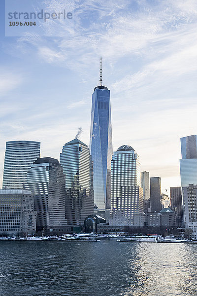Manhattan Skyline  mit dem neuen World Trade Center; New York City  New York  Vereinigte Staaten von Amerika'.