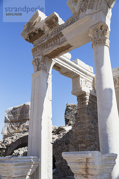 Rekonstruierte Säulen der historischen Stätte der antiken Stadt Ephesus in Selcuk  Ephesus  Izmir  Türkei  aus der Nähe betrachtet