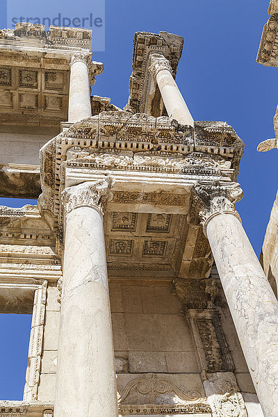 Nahaufnahme der Bibliothek des Celsus in der historischen Stätte der antiken Stadt Ephesus; Selcuk  Türkei'.