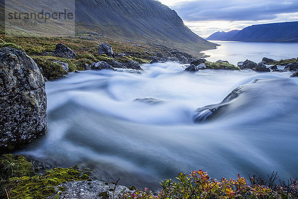 Das Wasser des großen Wasserfalls Dynjandi fließt in dieser langen Aufnahme auf seinem Weg zum Meer vorbei; Westfjorde  Island'.