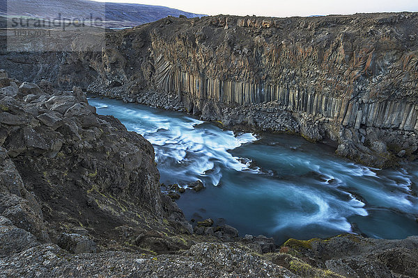 Die Basaltsäule und der Wasserfall Aldeyjarfoss in Nordisland; Island'.