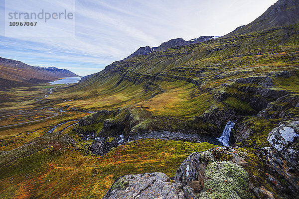 Ein kleiner Wasserfall in der zerklüfteten Landschaft des Mjoifjordur  Ostfjorde; Island'.
