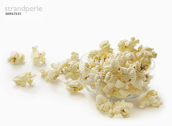 Schale mit Popcorn in einer Glasschale auf weißem Hintergrund; Toronto  Ontario  Kanada'.