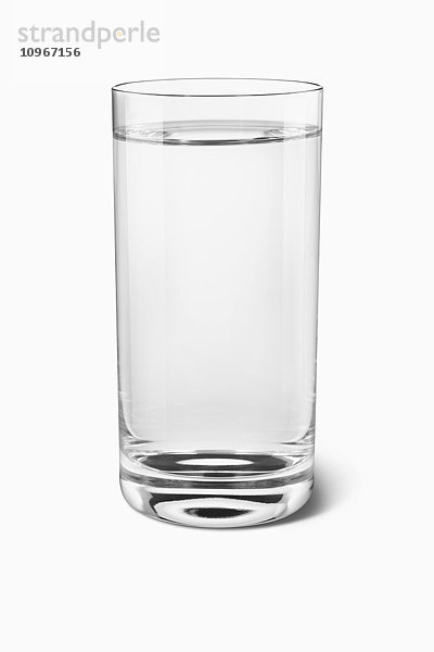Glas Wasser auf weißem Hintergrund; Toronto  Ontario  Kanada'.