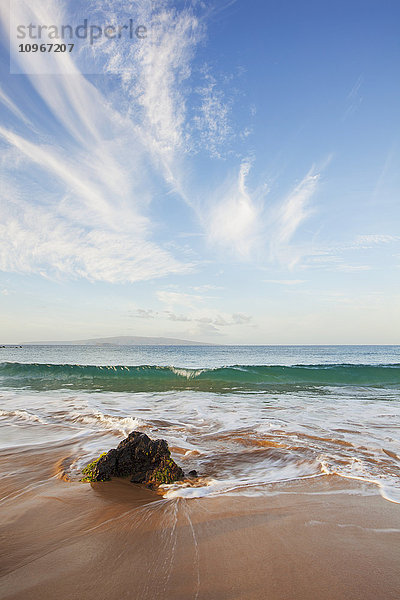 Klare blaue Welle am Mokapu Beach mit dramatisch blauem Himmel; Wailea  Maui  Hawaii  Vereinigte Staaten von Amerika'.