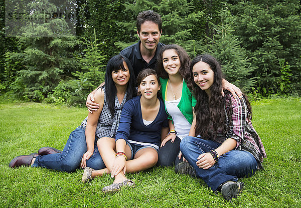 Porträt einer Familie mit drei Töchtern; Sherwood Park  Alberta  Kanada'.