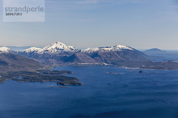 Schneebedeckte Berge erheben sich über dem Meer in Ketchikan  Südost-Alaska  USA  Winter