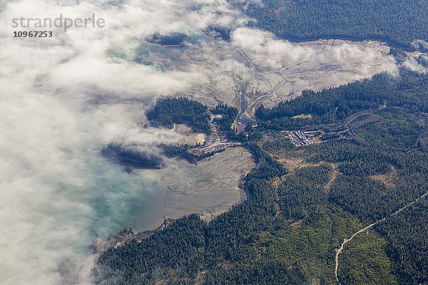 Luftaufnahme von Wolken  die das Wattenmeer bei Ebbe entlang der Küste des ländlichen Ketchikan  Südost-Alaska  USA  Frühling  verdunkeln