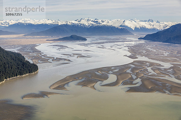 Luftaufnahme der Ebbe im Stikine River Delta an einem klaren Tag  Wrangell  Südost-Alaska  USA  Frühling