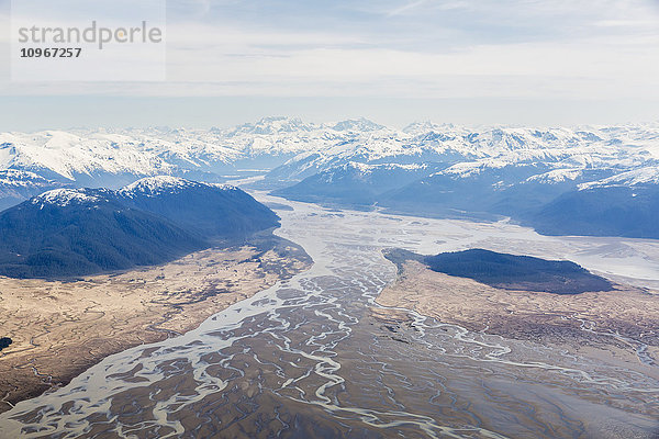 Luftaufnahme von Ebbe und Woronkofski Island im Stikine River Delta an einem klaren Tag  Wrangell  Südost-Alaska  USA  Frühling