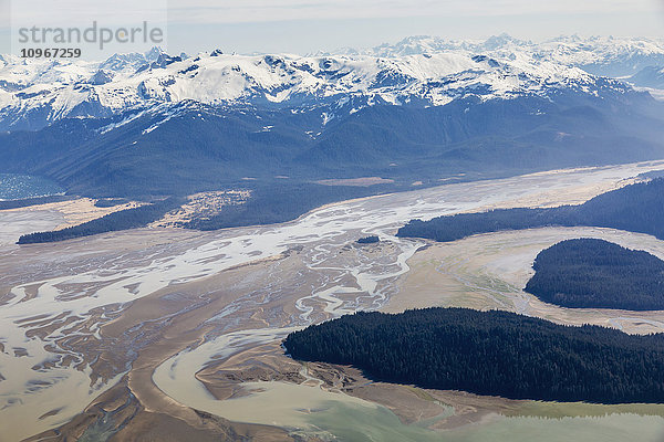 Luftaufnahme von Ebbe und Woronkofski Island im Stikine River Delta an einem klaren Tag  Wrangell  Südost-Alaska  USA  Frühling