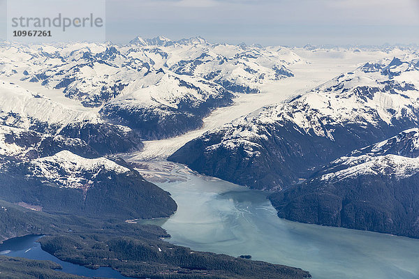 Luftaufnahme eines Gezeitengletschers in der Inside Passage und schneebedeckte Gipfel  Wrangell  Südost-Alaska  USA  Frühling