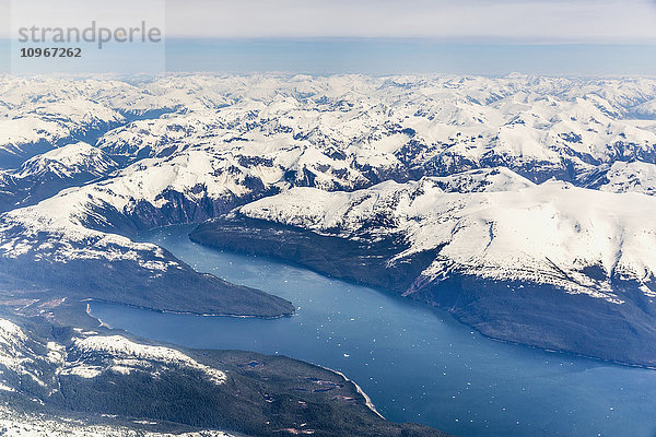Luftaufnahme eines Gletscherfjords in der Inside Passage und schneebedeckte Gipfel  Wrangell  Südost-Alaska  USA  Frühling