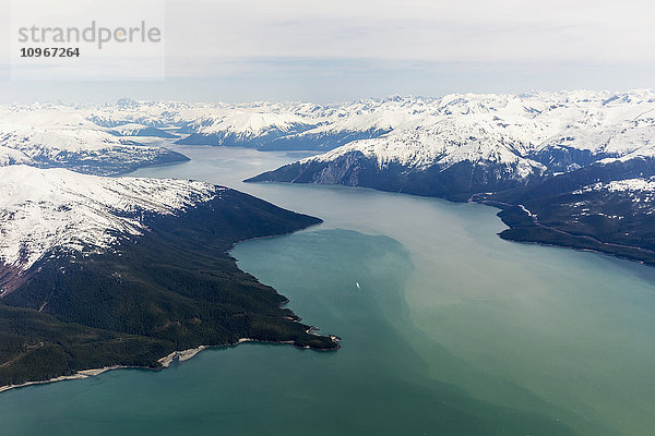 Luftaufnahme eines Gletscherfjords in der Inside Passage und schneebedeckte Gipfel  Wrangell  Südost-Alaska  USA  Frühling