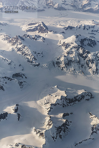 Luftaufnahme von schneebedeckten Bergen und Schneefeldern in der Coastal Range  Südost-Alaska  USA  Sommer