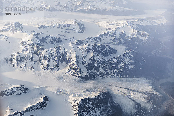 Luftaufnahme von schneebedeckten Bergen  Gletschern und Schneefeldern in der Coastal Range  Südost-Alaska  USA  Sommer