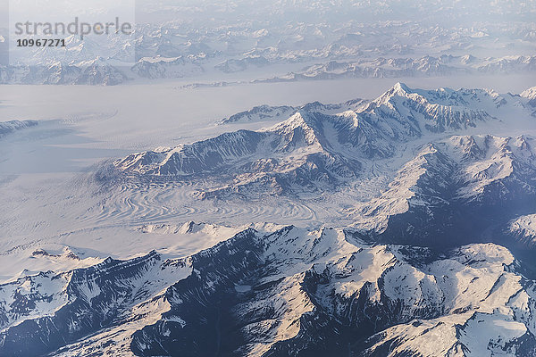 Luftaufnahme von schneebedeckten Bergen und Gletschern in der Coastal Range  Südost-Alaska  USA  Sommer