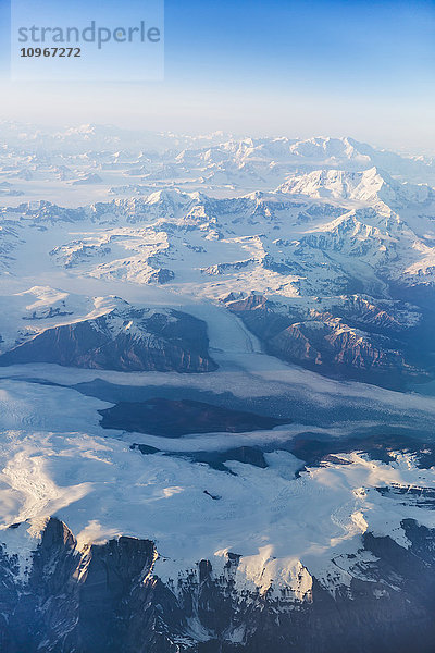Luftaufnahme von schneebedeckten Bergen und Gletschern in der Coastal Range  Südost-Alaska  USA  Sommer