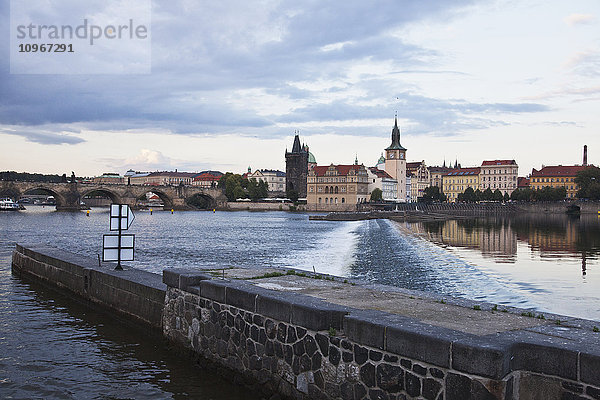 Wehr und Kanaleingang an der Moldau; Prag  Tschechische Republik'.