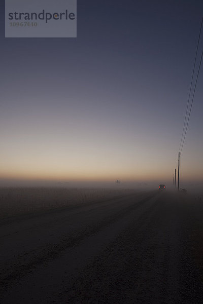 Woolwich Guelph townline vor Sonnenaufgang an einem nebligen Morgen; Mosborough  Ontario  Kanada'.