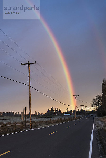 'Ein Regenbogen erhellt den Himmel; Astoria  Oregon  Vereinigte Staaten von Amerika'.