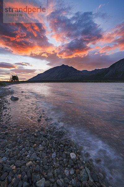Die Farben des Sonnenuntergangs füllen den Himmel über dem oberen Twin Lake im Lake Clark National Park & Preserve  Alaska.