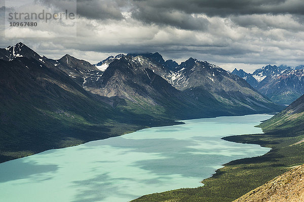 Blick auf den oberen Twin Lake von einem Bergkamm im Lake Clark National Park & Preserve  Alaska.