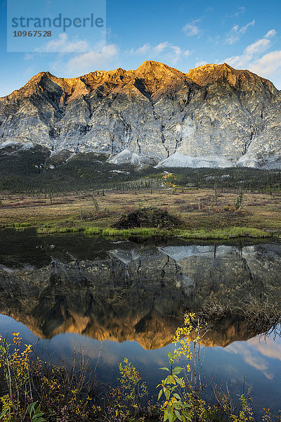 Der Berg Sukakpak fängt das letzte Licht des Abends nördlich von Wiseman in der Brooks Range im arktischen Alaska ein.