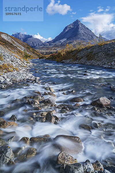 Herbstliche Aussicht auf den Stonehouse Creek und die Three Guardsmen Mountains entlang des Haines Highway  British Columbia  Kanada