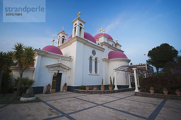 Griechisch-orthodoxe Kirche mit rosa Kuppeln und goldenen Kreuzen; Kapernaum  Israel'.