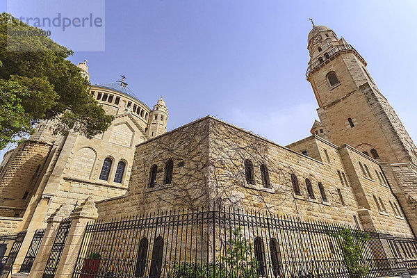 Kirchengebäude mit Turm vor blauem Himmel; Jerusalem  Israel'.