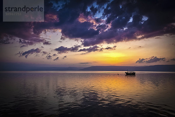 Auf dem See Genezareth kehrt nach einem Sturm Ruhe ein; Galiläa  Israel .