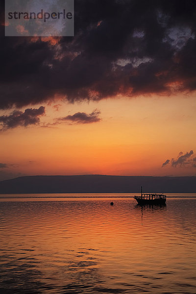 Auf dem See Genezareth kehrt nach einem Sturm Ruhe ein; Galiläa  Israel .