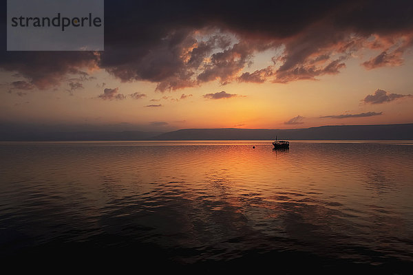 Auf dem See Genezareth kehrt nach einem Sturm Ruhe ein; Galiläa  Israel .